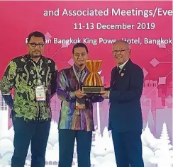  ??  ?? mohamed Fariz (centre) accepting the award from Thailand minister of Industry suriya Jungrungre­angkit at the 2nd asean mineral awards (ama) in bangkok. With them is Kssb research and marketing Hod mohd Nizam mohd Ishak.