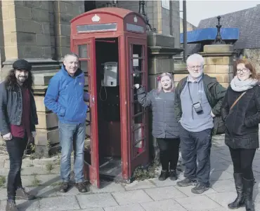  ?? ?? READ ALL ABOUT IT: Campaigner­s planning to turn old phone box into a library in Elland