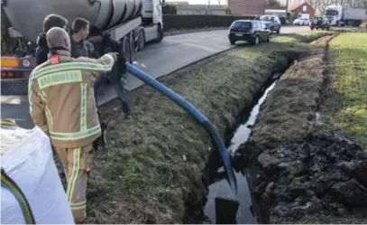  ?? FOTO VRS ?? Brandweer en werklui waren de hele dag in de weer om het zwarte goedje op te ruimen.