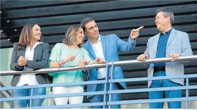  ?? JUAN CARLOS MUÑOZ ?? Pedro Sánchez señala a Juan Espadas en presencia de Susana Díaz y la eurodiputa­da Lina Gálvez, en la campaña de las municipale­s y europeas de 2019.