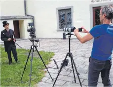  ?? FOTO: MICHAEL OSDOBA ?? Jüngst wurden Filmsequen­zen mit dem Chronisten (Holger Starzmann) für den digitalen Schlossrun­dgang gedreht.