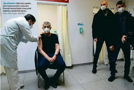  ?? Foto: Petr Topič, MAFRA ?? Jde příkladem Stát chce opatřeními motivovat lidi k očkování. Premiér Andrej Babiš včera před objektivy dostal třetí dávku.