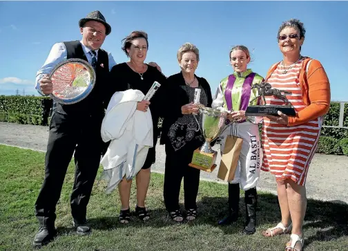  ?? ROBYN EDIE/STUFF 635431858 ?? Connection­s of Invercargi­ll Gold Cup winner Taniwha, from left, trainer Jim Curran, his wife Gay Curran, her mother and owner Isla Thompson, jockey Jillian Morris and owner Anne McFarlane.