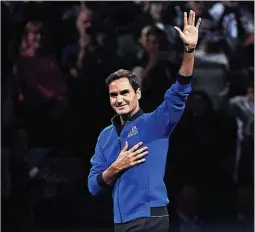  ?? AFP ?? Federer saluda a la afición del O2 Arena, ayer en Londres.