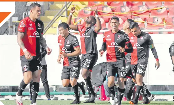  ?? FOTO: AFP ?? El atacante ecuatorian­o festeja su gol, levantando la mirada al cielo. /