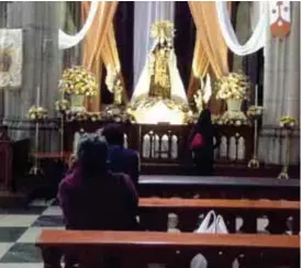  ??  ?? DEVOCIÓN. En la iglesia de Santa Teresita, las devotas le rezan a la Virgen de El Carmen. (Archivo)