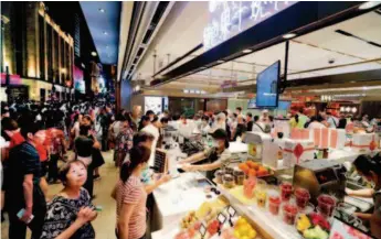  ??  ?? Потребител­ьский рынок в Китае быстро восстанавл­ивается благодаря осуществле­нию полного контроля над вспышками COVID-19 (фото Синьхуа)