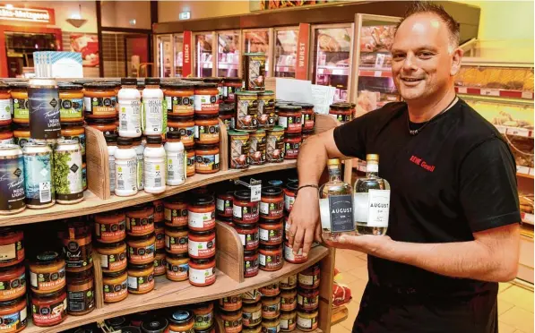  ?? Foto: Silvio Wyszengrad ?? Stephan Gesell bietet in seinem Rewe Markt immer mehr Produkte regionaler Hersteller an.