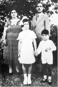  ??  ?? Nelle tre foto qui sopra, dall’alto: Sami Modiano; con Piero Terracina; bambino con la famiglia (questa foto viene dalla Fondazione Museo della Shoah, Roma, Fondo Modiano)