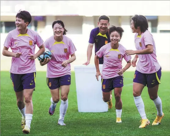  ?? PHOTOS BY XINHUA ?? Team China players are all smiles during a training session before leaving for the FIFA Women’s World Cup.