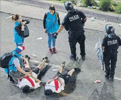  ?? ALBERTO RAGGIO / AFP ?? La policía detiene a dos seguidores radicales del River Plate en la plaza de la República