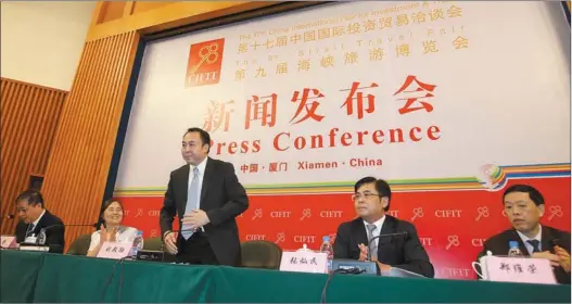  ?? PHOTOS BY ZHU XINGXIN / CHINA DAILY ?? Liu Dianxun (center), director of the Investment Promotion Agency under the Ministry of Commerce and deputy secretary-general of the 17th China Internatio­nal Fair for Investment and Trade organizing committee, greets reporters at the news conference...