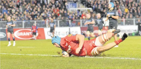  ?? Ben Evans/Huw Evans Agency ?? > Tadhg Beirne scores the Scarlets’ first try on a famous night in Bath