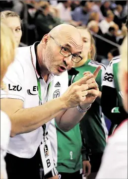  ?? BILD: PERKUHN ?? Tüftelt am Erfolg: Trainer Leszek Krowicki ist im EHF-Cup nur noch eine Runde von der Gruppenpha­se entfernt.