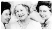  ??  ?? Die Königinmut­ter 1980 mit ihren beiden Töchtern Elizabeth und Margaret. Sie starb erst 2002 im Alter von 102