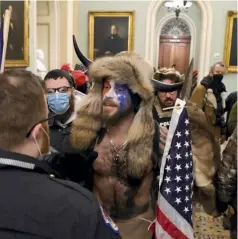  ??  ?? Un groupe de militants pro-Trump a pris d’assaut le Capitole, temple de la démocratie américaine