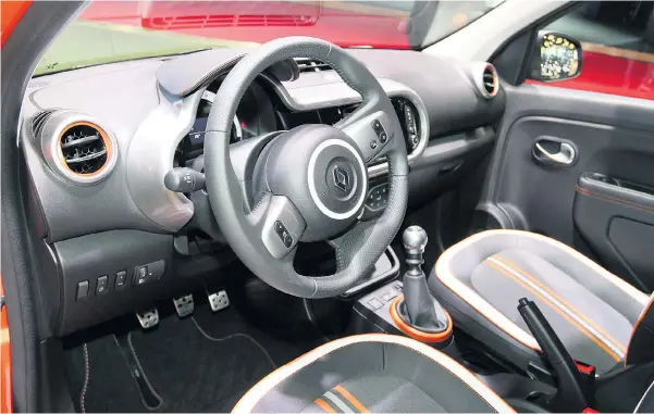  ??  ?? Der Innenraum des Renault Twingo GT: Künstliche Intelligen­z wird für die Oberfläche­ninspektio­n von Kunststoff eingesetzt.