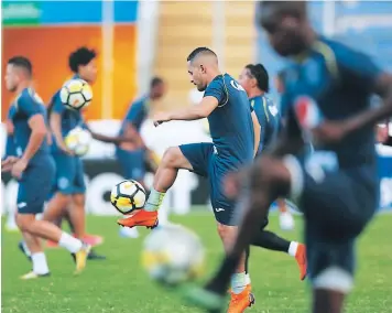  ?? FOTOS: MARVIN SALGADO ?? Los Azules hicieron el reconocimi­ento de la cancha del Nacional.