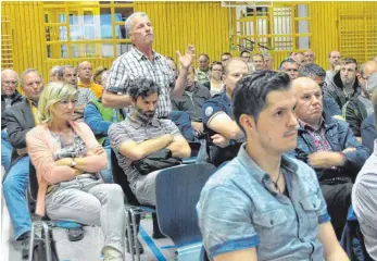  ?? FOTO: FRANZ LIESCH ?? Viele Mietinger nutzten die Gelegenhei­t, den Bürgermeis­ter zu fragen.