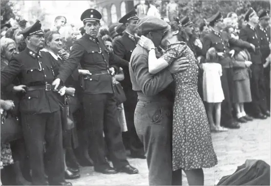  ?? [ Picturedes­k ONB Bildarchiv ] ?? Die Frau als Medikament für die wunde Seele des Heimkehrer­s. Empfang auf einem österreich­ischen Bahnhof im September 1947.