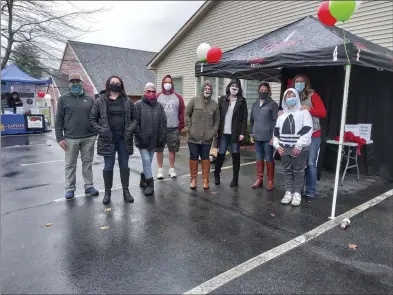  ?? MELISSA SCHUMAN — MEDIANEWS GROUP ?? Volunteers at the food drive were happy to help out, despite the rainy weather.