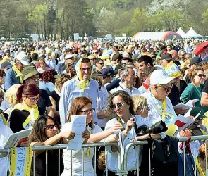  ?? (Fotogramma) ?? La folla Un’immagine della folla di fedeli che sabato pomeriggio, al parco di Monza, hanno seguito la messa celebrata da papa Francesco. Secondo la Curia di Milano c’era un milione di persone, poco più della metà secondo le stime della Santa Sede