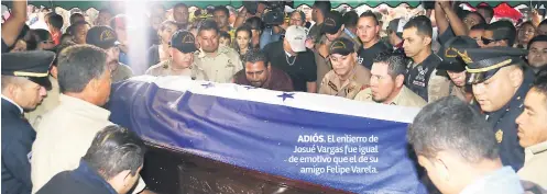  ??  ?? ADIÓS. El entierro de Josué Vargas fue igual de emotivo que el de su amigo Felipe Varela.