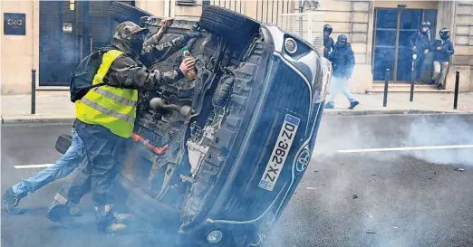  ?? ALAIN JOCARD / AFP ?? Paris. Uso de blindados pela polícia não impediu novos protestos violentos na capital francesa, no quarto fim de semana de atos contra Macron