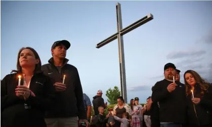  ?? ?? A vigil for the victims outside the church in Farmington. Photograph: Jon Austria/Albuquerqu­e Journal/Zuma/Shuttersto­ck