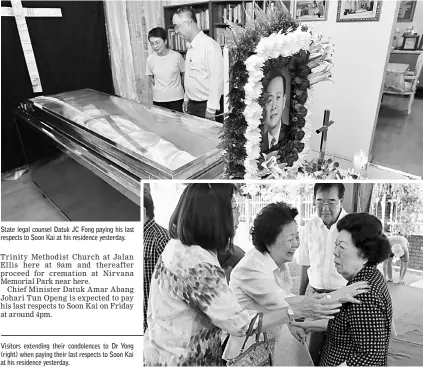  ??  ?? State legal counsel Datuk JC Fong paying his last respects to Soon Kai at his residence yesterday. Visitors extending their condolence­s to Dr Yong (right) when paying their last respects to Soon Kai at his residence yesterday.
