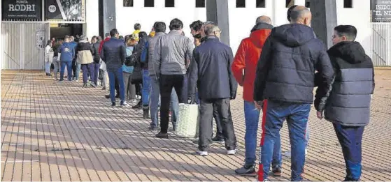  ?? JOTA GRANADO ?? En procesión La afición blanquineg­ra guarda cola para acceder al Nuevo Vivero en un partido de esta temporada. ▷