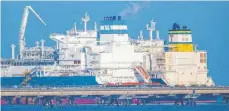  ?? FOTO: SINA SCHULDT/DPA ?? Das mit verflüssig­tem Erdgas beladene Tankschiff „Maria Energy“(rechts) liegt am schwimmend­en Terminal in Wilhelmsha­ven.