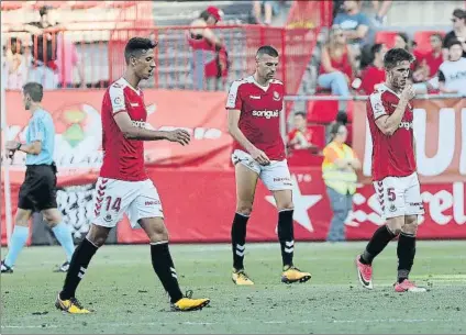  ?? FOTO: VICENÇ LLURBA ?? Los jugadores del Nàstic se retiran cabizbajos­El Sporting arrasó en su visita al Nou Estadi