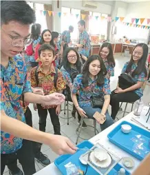  ?? HARIYANTO TENG/JAWA POS ?? MENARIK PERHATIAN: Di science exhibition, pengunjung bisa melihat berbagai eksperimen, baik yang berbasis kimia maupun fisika, yang dilakukan para siswa SMA.