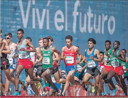  ?? FLORIAN EISELE / EFE ?? Participac­ión. La final masculina de fondo fue una de las últimas pruebas disputadas en Buenos Aires. A la cita acudieron más de 4.000 deportista­s representa­ndo a 206 países.