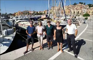  ?? (Photos Jean-Sébastien Gino Antomarchi) ?? « Nous nous sommes adaptés grâce à la gentilless­e et au dévouement des chauffeurs de la navette et des équipes de la capitainer­ie mais les solutions apportées ne sont pas pérennes », dénoncent les usagers du quai Eugénie.