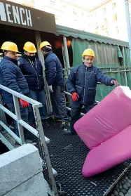  ?? (foto Porta) ?? Fuori tutto I lavori iniziati ieri mattina per smantellar­e il «Bench», uno dei locali galleggian­ti sulle acque del Naviglio Pavese