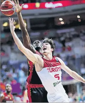  ?? FOTO: EFE ?? Cedi Osman trata de evitar el tapón de Tumba con esta bandeja