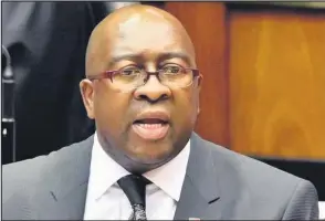  ??  ?? UMNU Nhlanhla Nene osephumile esikhundle­ni sokuba ngungqongq­oshe wezimali emuva kokwehlule­ka ebufakazin­i bakhe ukudalula ukuthi uke wabonana nomndeni wakwaGupta ngasese (emzini walo mndeni).