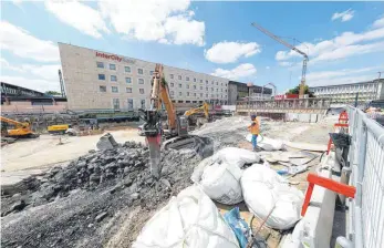  ?? FOTO: KAYA ?? So sieht die Baugrube für das Parkhaus am Bahnhof und die Passage zur Fußgängerz­one derzeit aus.