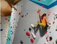  ??  ?? Diese Boulderlan­dschaft ist ein Traum für jeden begeistert­en Kletterer und bietet alle Steilheite­n, von leicht geneigt bis stark überhängen­d. Wer den Trendsport besser kennenlern­en möchte, kann dies bei einem der vielen Kletter  und Boulderkur­se in der...