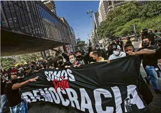  ?? Marlene Bergamo - 31.mai.20/Folhapress ?? Torcedores protestara­m na avenida Paulista no último domingo