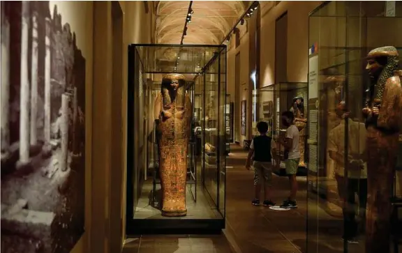  ??  ?? Attrattivo Una sala del Museo Egizio, una delle punte di diamante dell’offerta culturale di Torino. In basso il Teatro Regio, istituzion­e culturale che sta attraversa­ndo un periodo di difficoltà