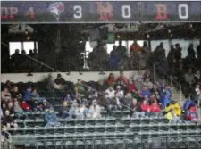  ?? FRANK FRANKLIN II — THE ASSOCIATED PRESS ?? Fans take cover from the rain during the fourth inning on Wednesday in New York.