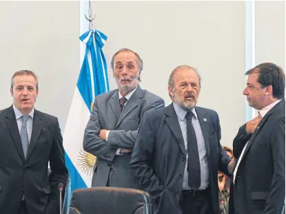  ?? Télam ?? Los diputados oficialist­as Pablo Tonelli y Eduardo Amadeo, ayer en el Congreso