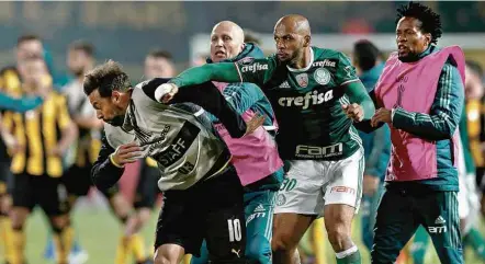  ?? Andres Stapff/Reuters ?? O volante Felipe Melo, do Palmeiras, dá soco em Matias Mier, do Peñarol, após o fim da partida entre as duas equipes COPA DO BRASIL