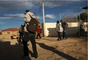  ?? GUILLERMO ARIAS/AFP/GETTY IMAGES ?? Mexicans fear the prospect of refugee camps popping up along the U.S. border under Trump’s new policies.