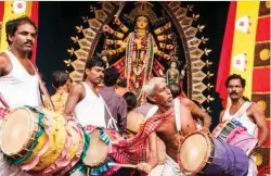  ??  ?? Entre finales de septiembre y principios de octubre, el festival Navrati tiñe de color y hechiza de música la región de Bengala occidental en loor de la diosa Durga.