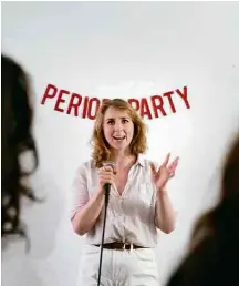  ?? Jackie Molloy/New York Times ?? Adrien Behn compartilh­a sua história sobre sua primeira menstruaçã­o em evento em Nova York