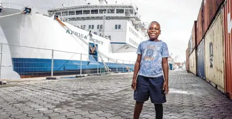  ?? Fotos: Mercy Ships ?? Die Hilfsorgan­isation Mercy Ships sorgt dafür, dass notleidend­e Menschen chirurgisc­he Hilfe bekommen.